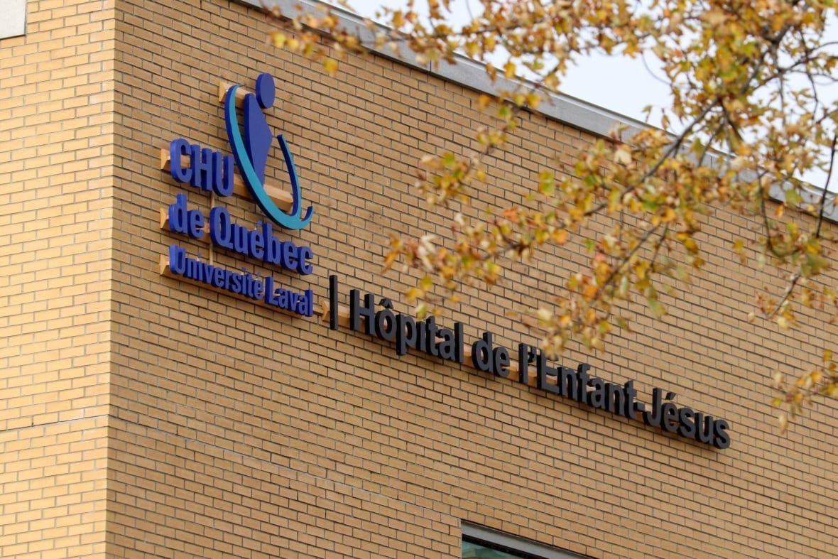 er-staff-should-have-helped-me-in-says-quebec-man-stranded-outside-hospital-with-sudden-paralysis-image-3 A photo of the outside of a hospital