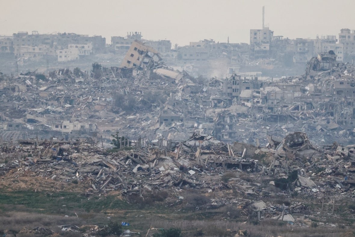 israel-palestinians-gaza-13 A vast expanse of ruined buildings.
