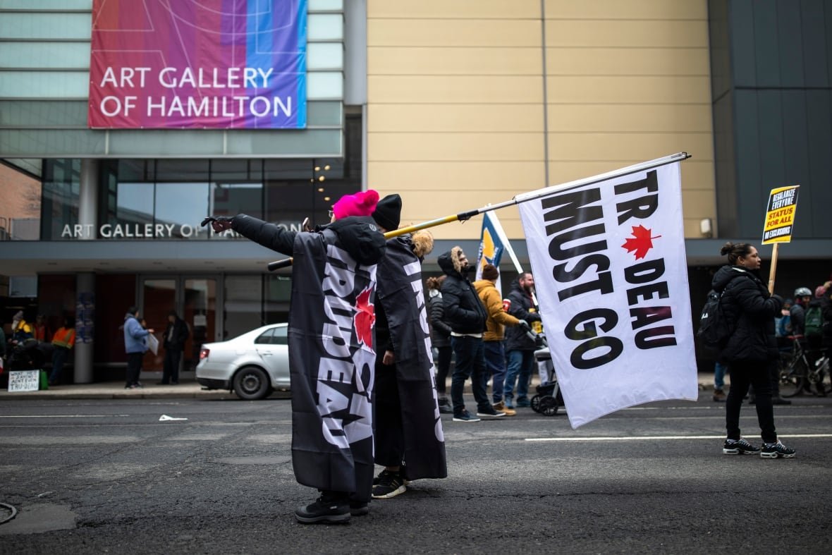 liberal-cabinet-retreat-20230123 Protestors in the streets in Hamilton, Ontario.