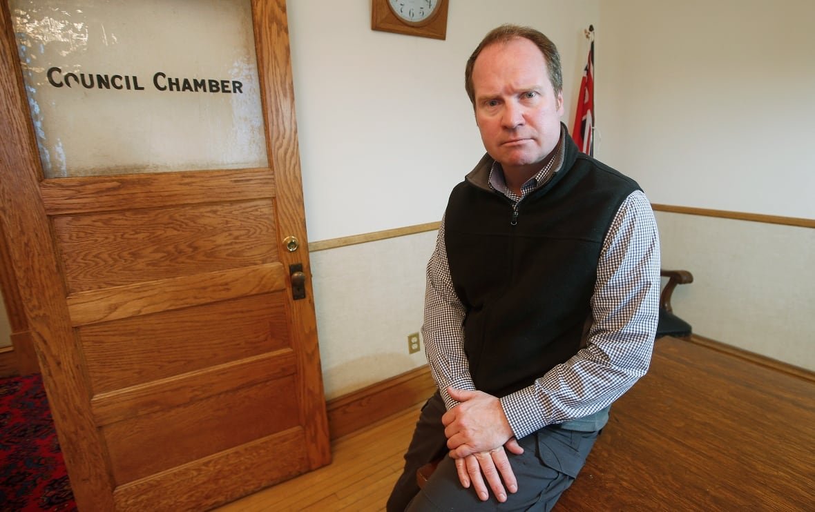 dave-carlson-reeve-of-emerson-franklin-mba-border-deaths-20220120 A man sitting on a desk in an office.