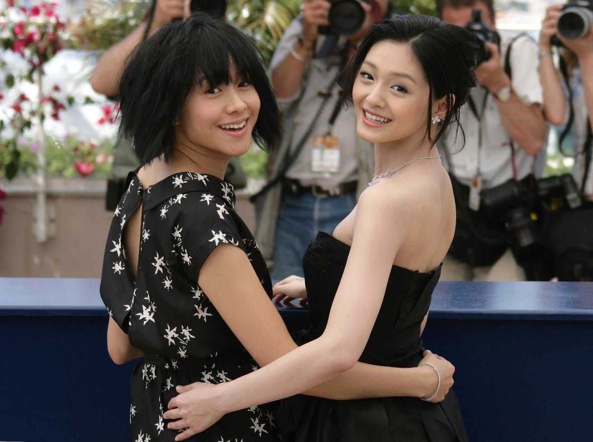 film-cannes-guisi Two smiling women hold their arms around one another while posing.