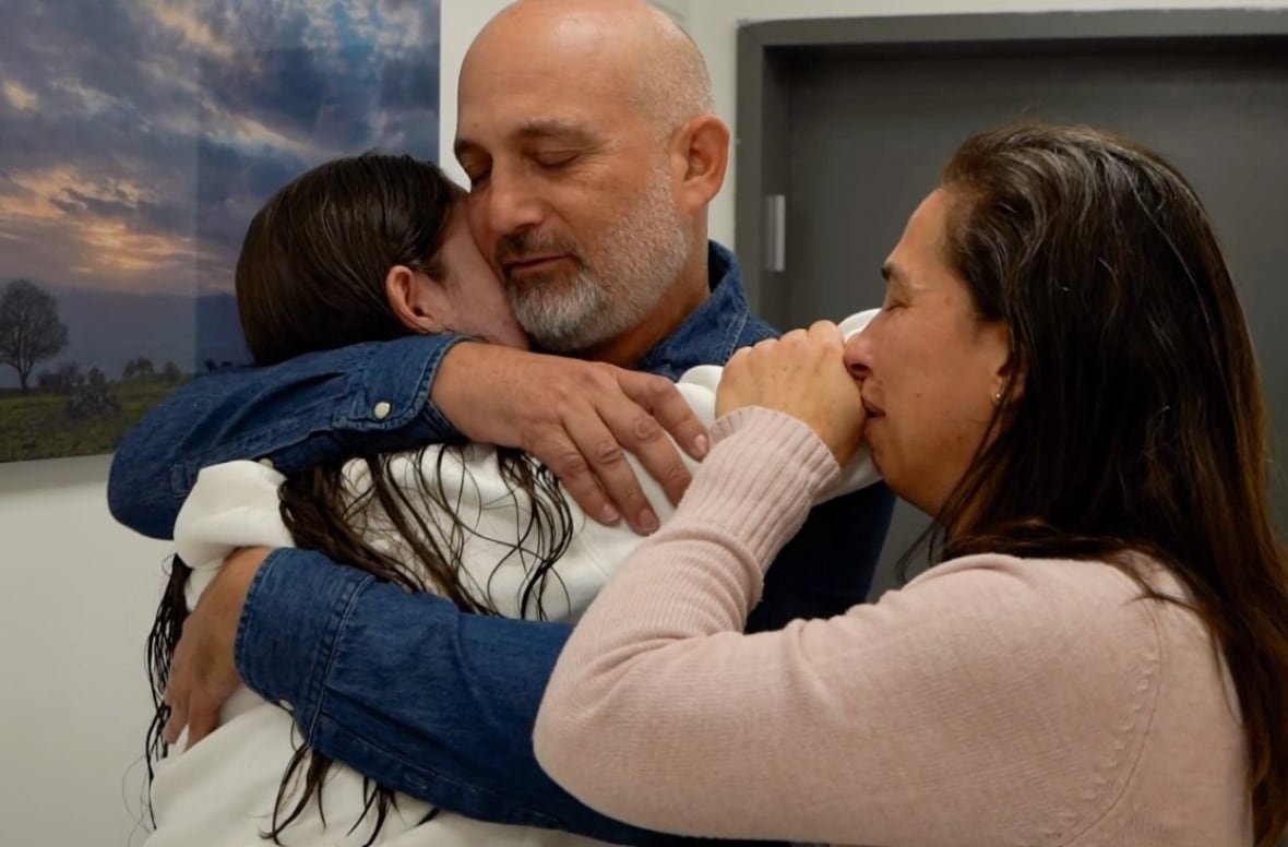 israel-hamas-prisoner-hostage-exchange The parents of a woman embrace.