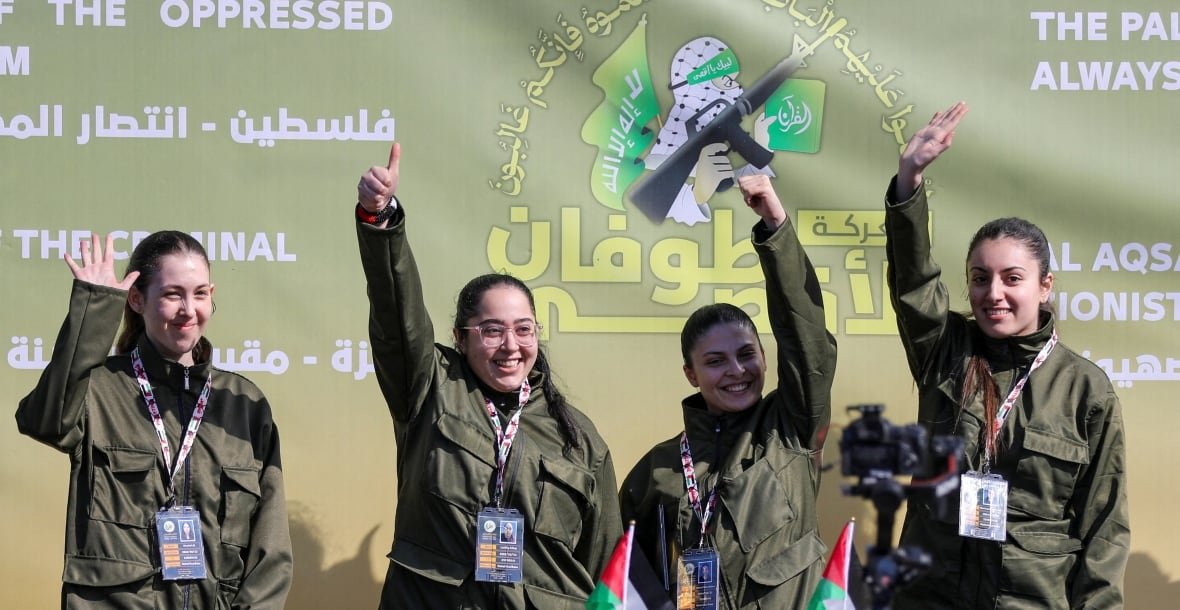 israel-palestinians-gaza-ceasefire-12 Four women dressed in military uniforms smile and wave.