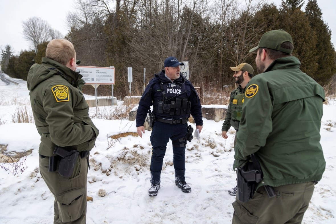usa-trump-migration-canada-5 U.S. Border patrol officers speak with an RCMP Officer.