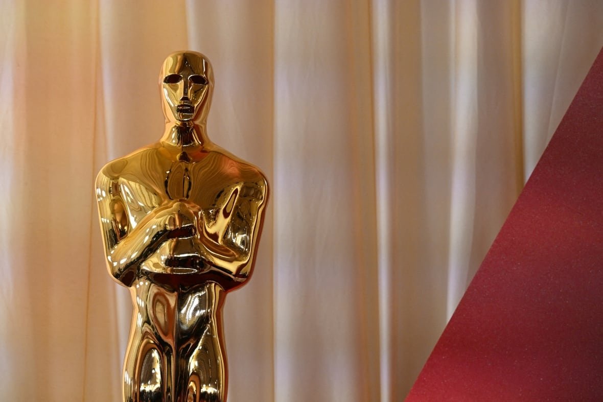 2202312484 A golden statue is shown in close-up.