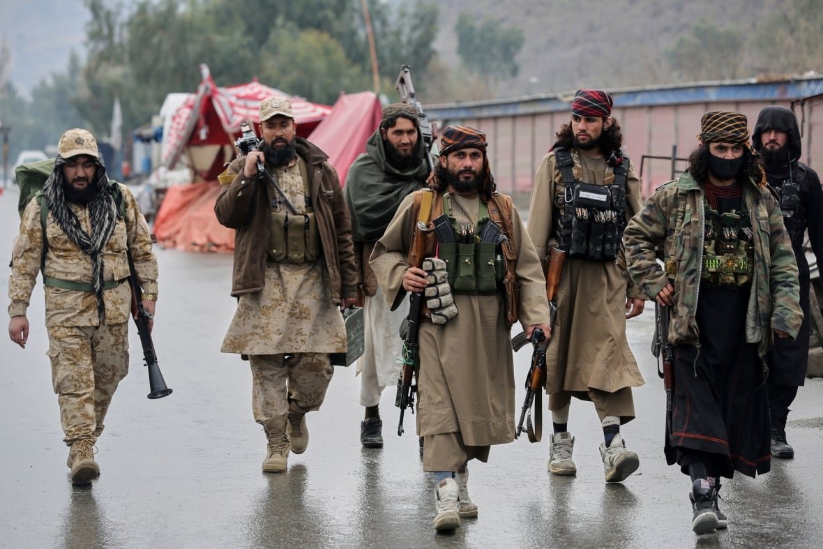 afghanistan-pakistan-1 Taliban fighters patrol an area.