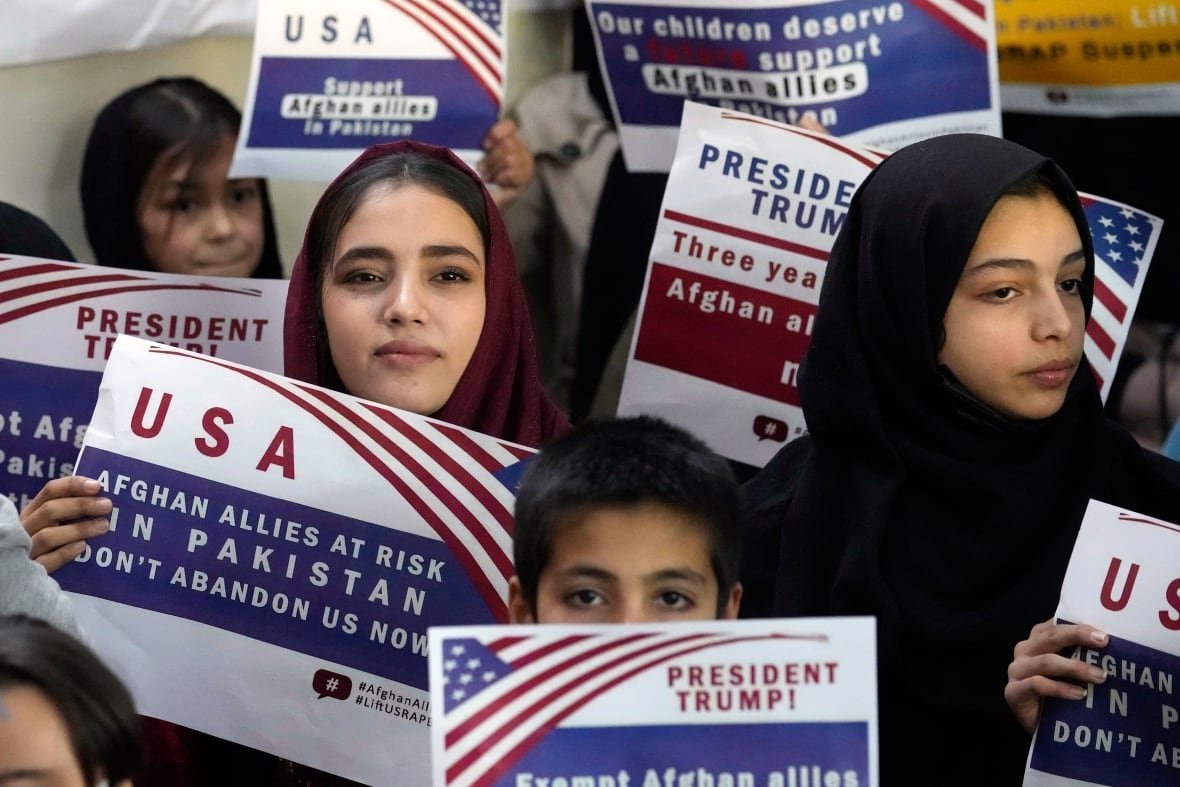aptopix-pakistan-afghan-refugees Children hold USA placards.