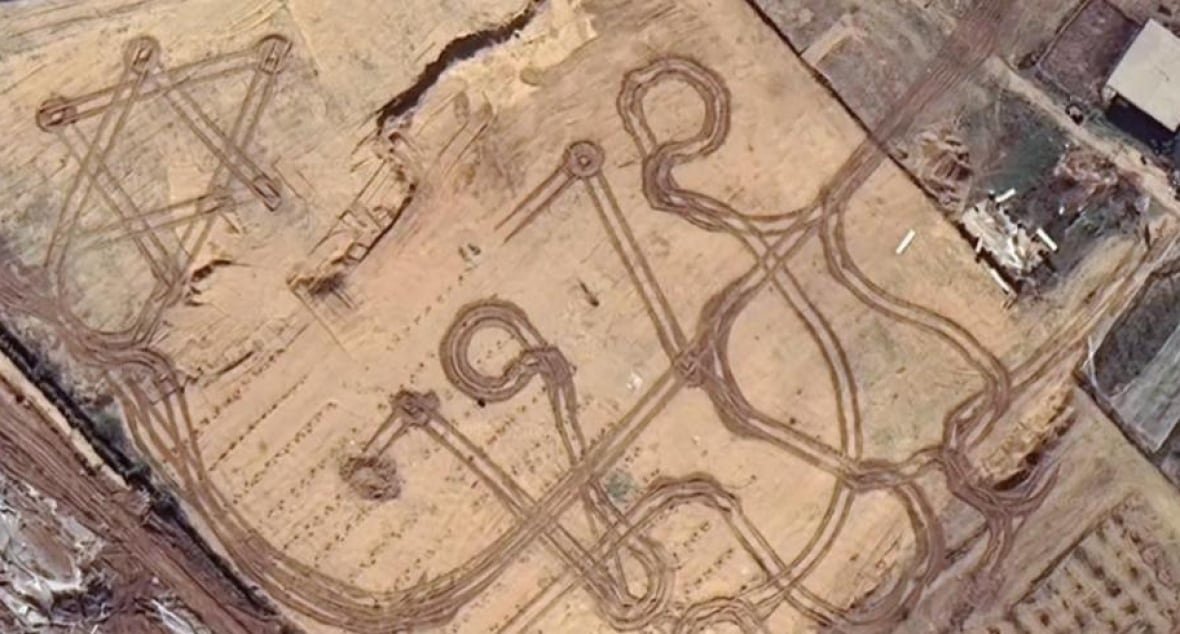 beit-hanoun-satellite-images-97 Markings on the ground show the numbers 9 and 7.