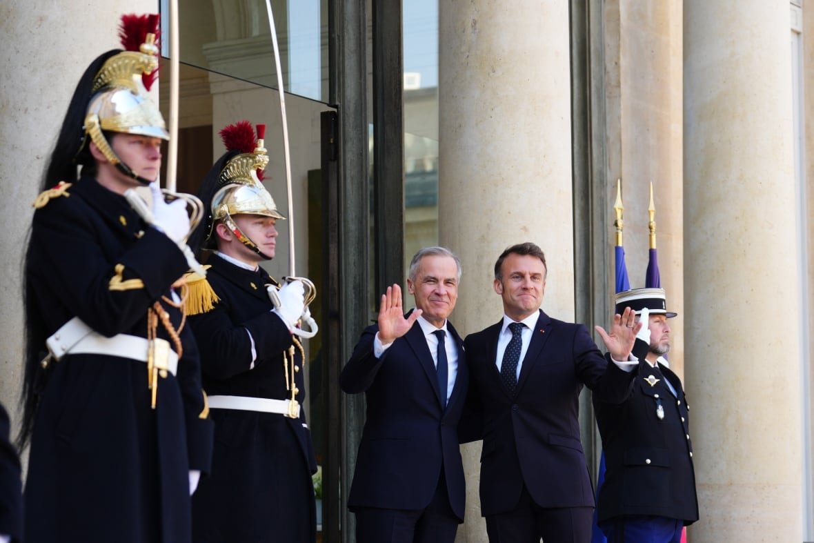 carney-europe-20250317-1 Prime Minister Mark Carney, left, is greeted by President of France Emmanuel Macron as he arrives at the Palais de l'Elysee in Paris, France on Monday, March 17, 2025.