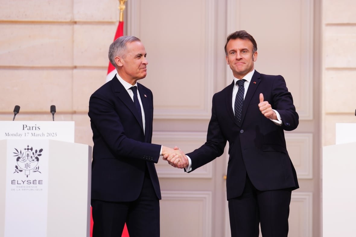 carney-europe-20250317-2 President of France Emmanuel Macron, right, gives a thumbs up as he shakes hands with Prime Minister Mark Carney after delivering a joint statement at the Palais de l'Elysee in Paris, France on Monday, March 17, 2025.
