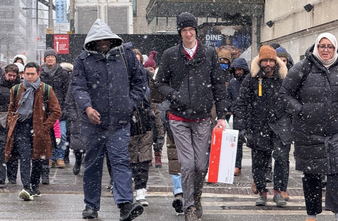 Commuters on Front Street