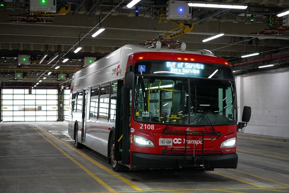 electric-bus-oc-transpo-charge-pantograph-ottawa-jan-30-2025 A red and white bus says out of service