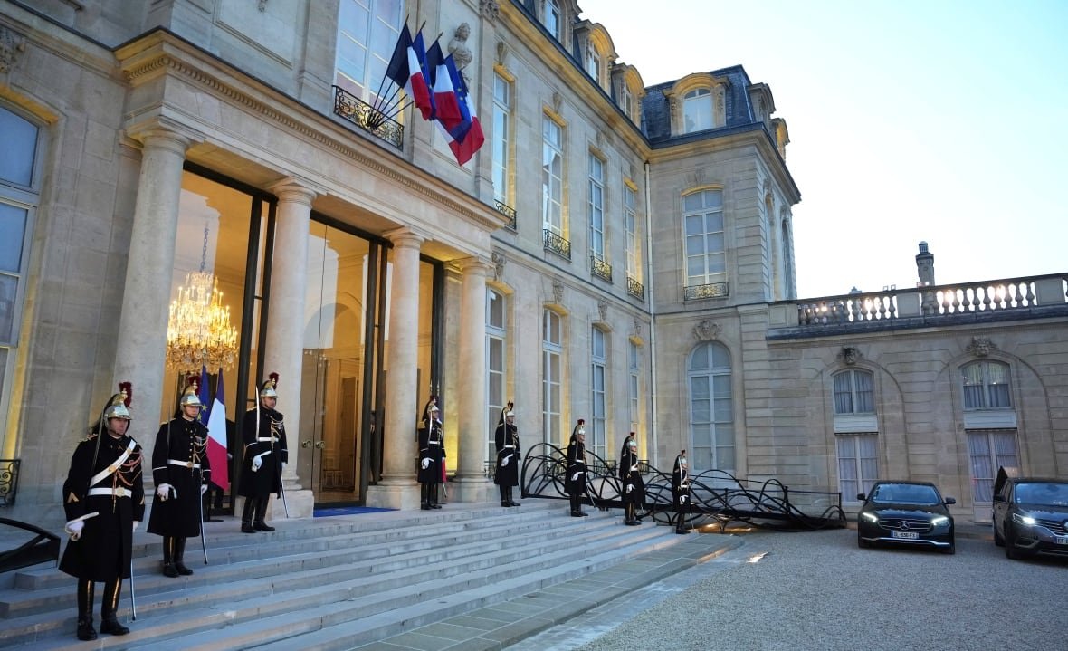 Republican Guards stand outside the Elysee Palace during an informal meeting of leaders from key European Union nations and the United Kingdom in Paris on Monday.