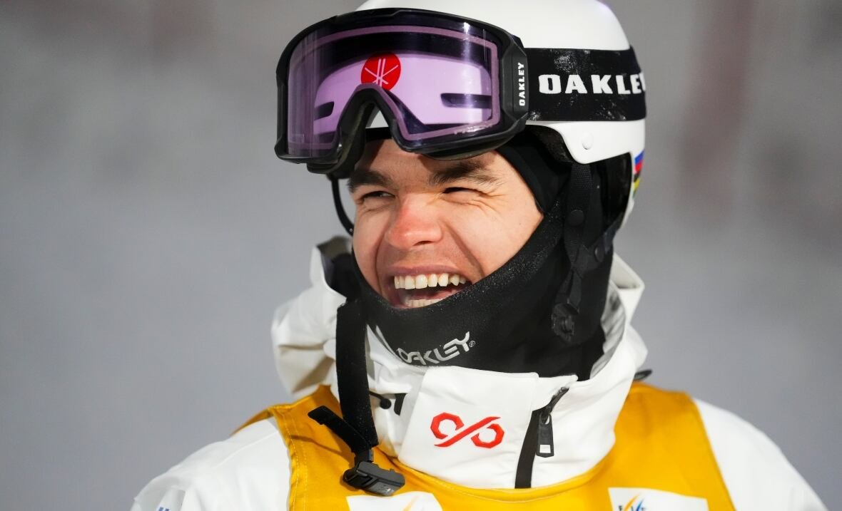 fre-ski-world-cup-moguls-20250201-2 A smiling male freestyle skier.