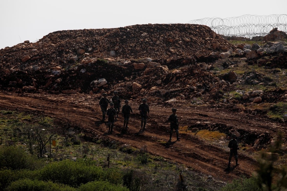 israel-palestinians-lebanon-withdrawal-2 Soldiers walk along a buffer zone.