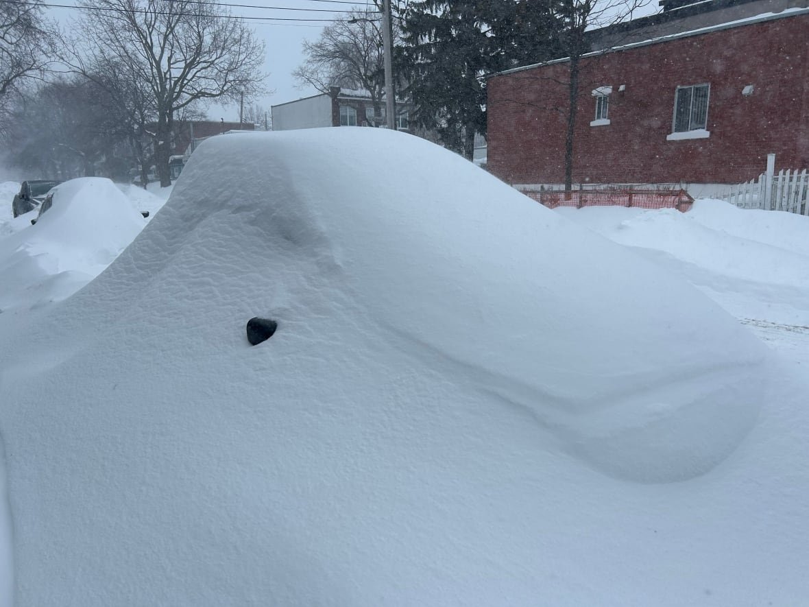 montreal-blizzard-feb-16-2025-1 Car covered entirely in snow