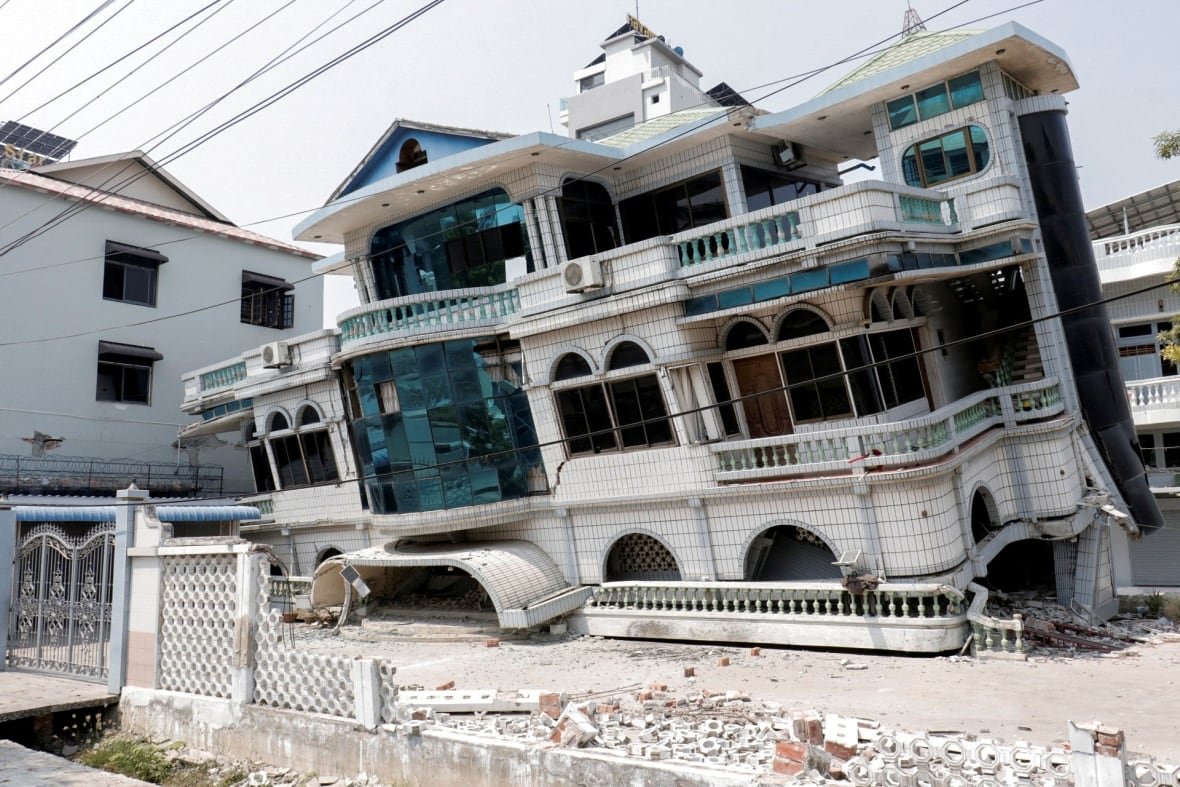 A building, fully intact but leaning forward after an earthquake.