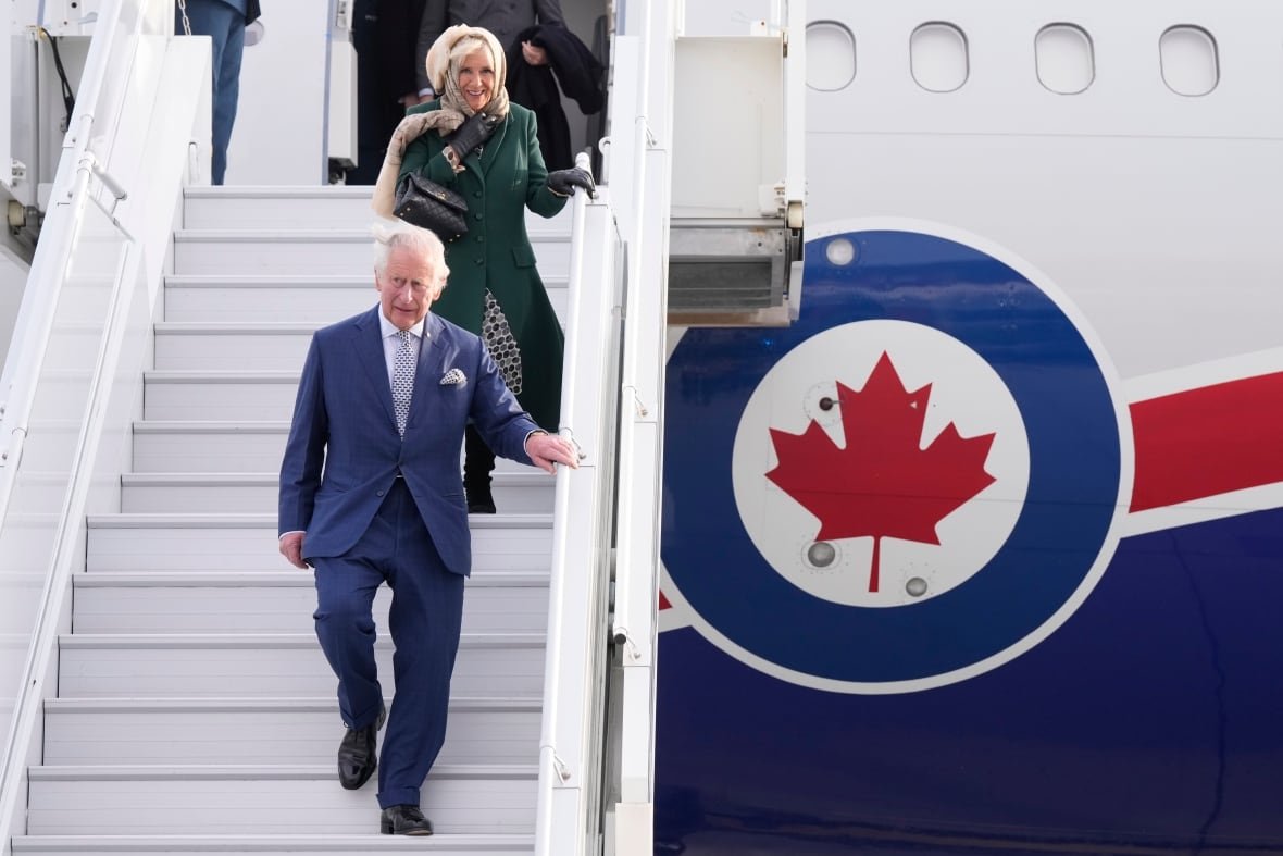 royal-visit-ottawa-canada-platinum-jubilee-2022 Two people walk down stairs from an airplane.