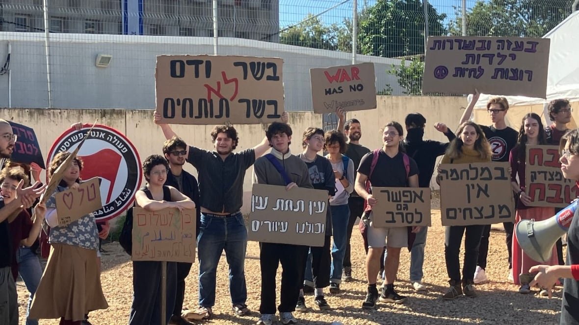 students-protest-at-tel-hashomer-israel A group of young people holding signs, mostly in Hebrew.