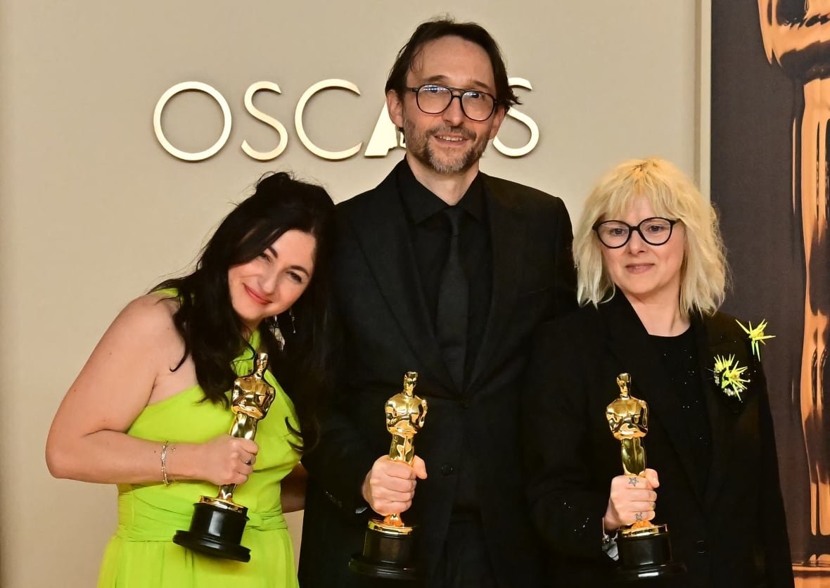 the-substance Three people pose with golden statuettes.