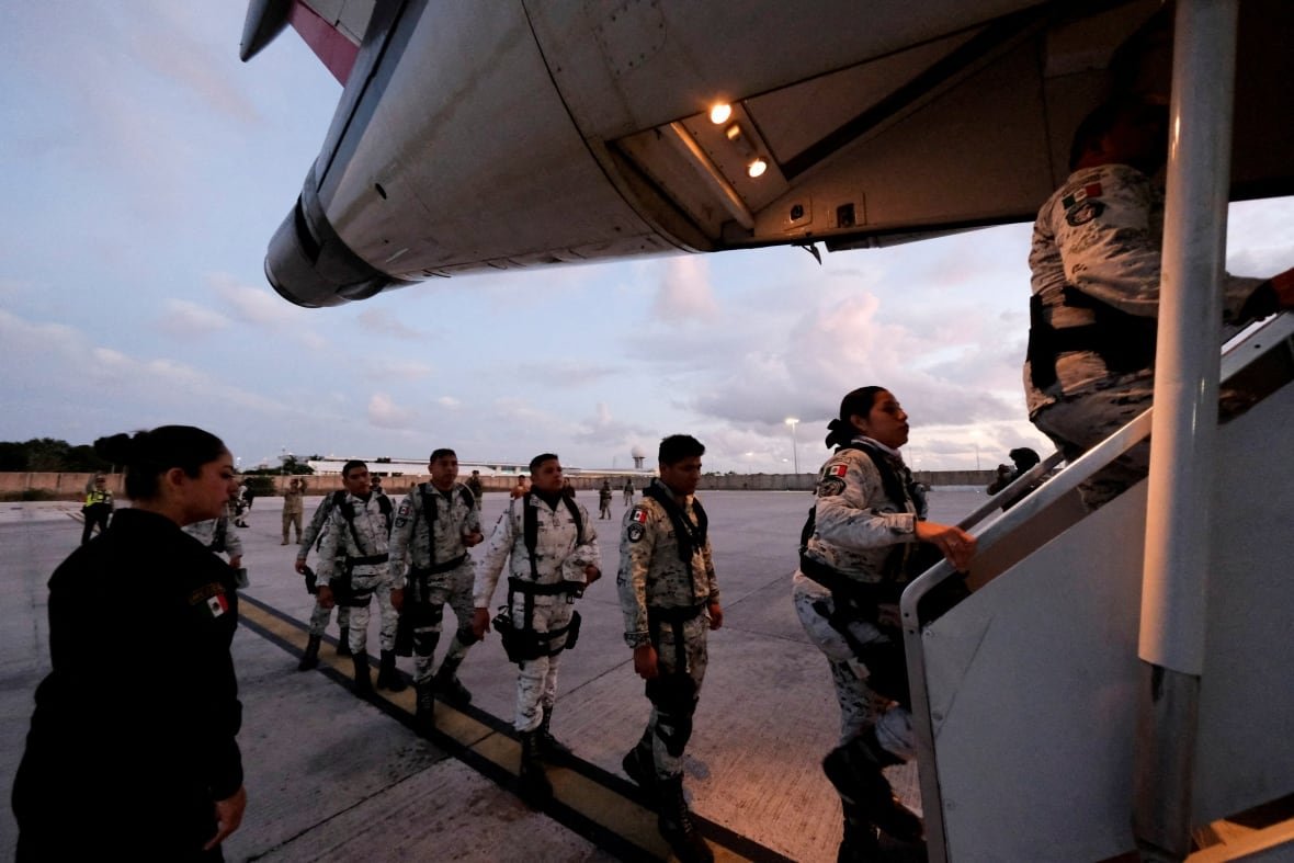 usa-trump-mexico-border-1 Soldiers board a plane