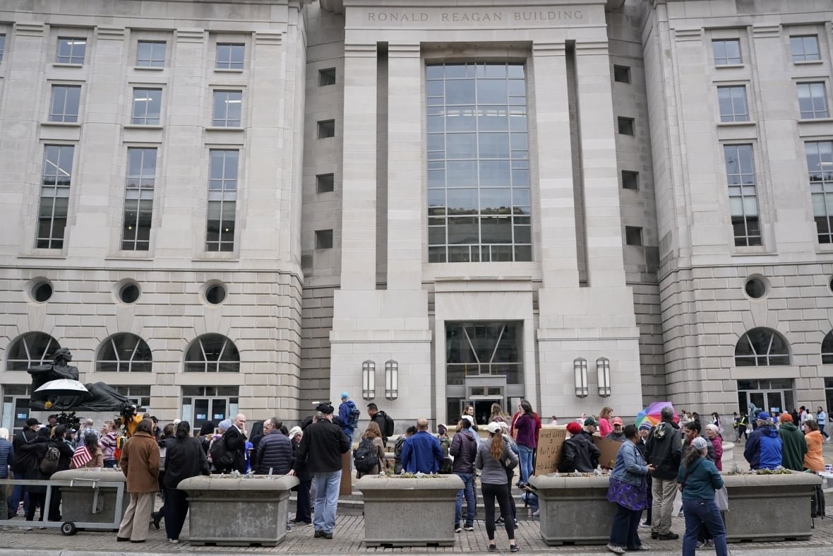 usa-trump-usaid People in front of building