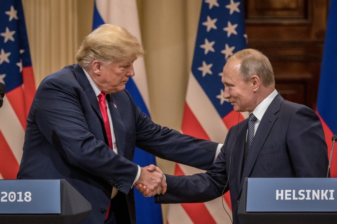 1000211982 Two men shake hands.