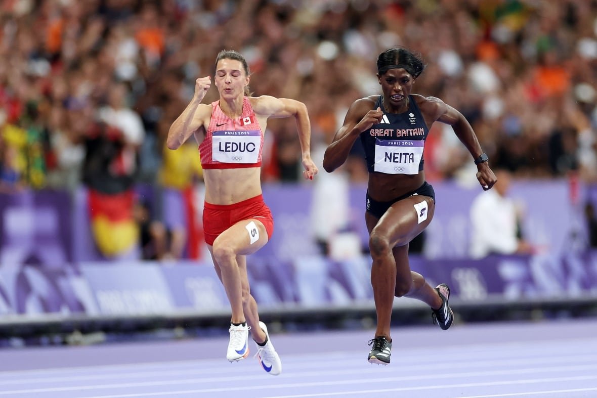 2165130550 Two women runners race.