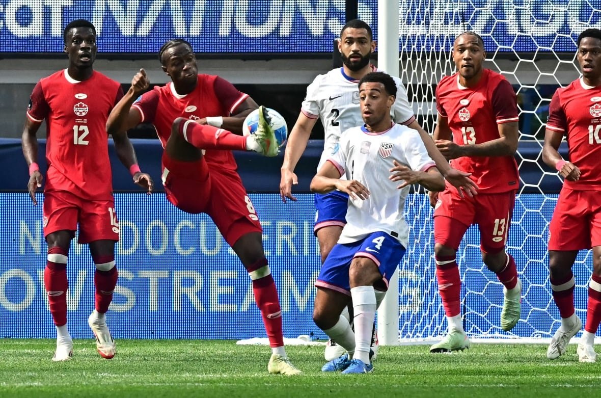 2206085512 A soccer player controls the ball.