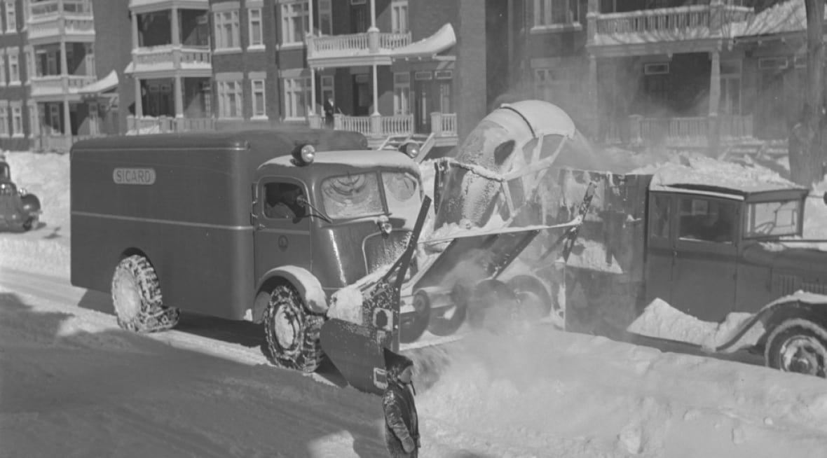 a-century-later-the-power-and-limitations-of-the-snowblower-on-display-in-montreal-image-1 snowblower on street