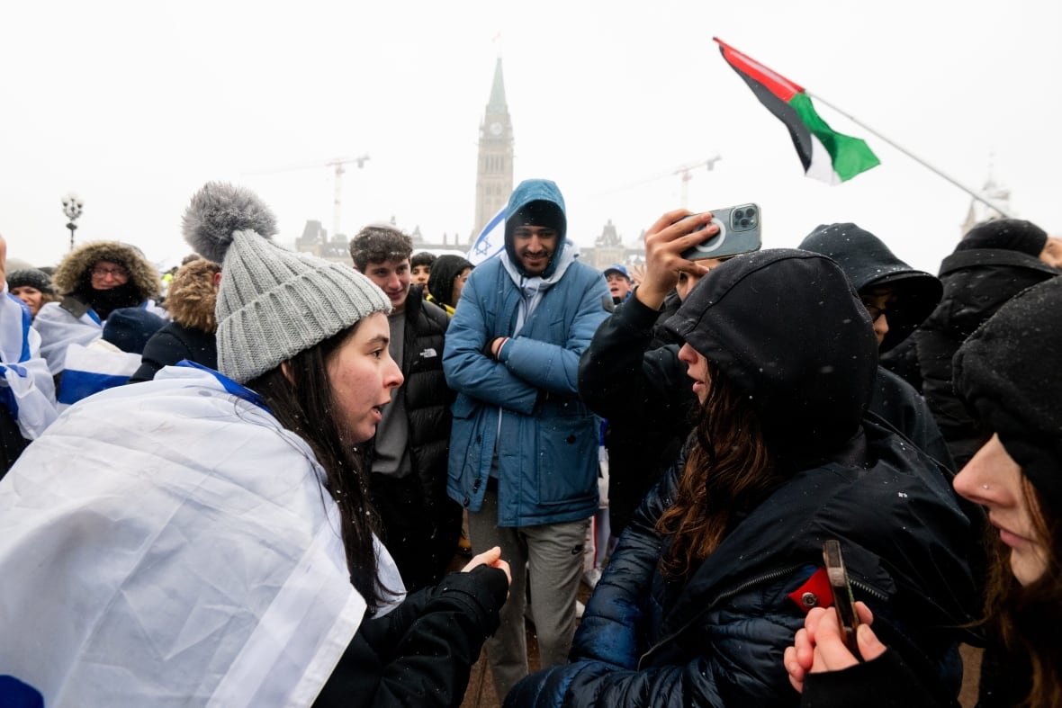 cda-israel-hamas-20231204 Pro-Israel protesters, left, argue with pro-Palestinian protesters during a pro-Israel protest near Parliament Hill in Ottawa on Monday, Dec. 4, 2023.