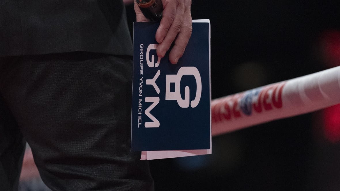 groupe-yvon-michel Person holding a Groupe Yvon Michel ring card.