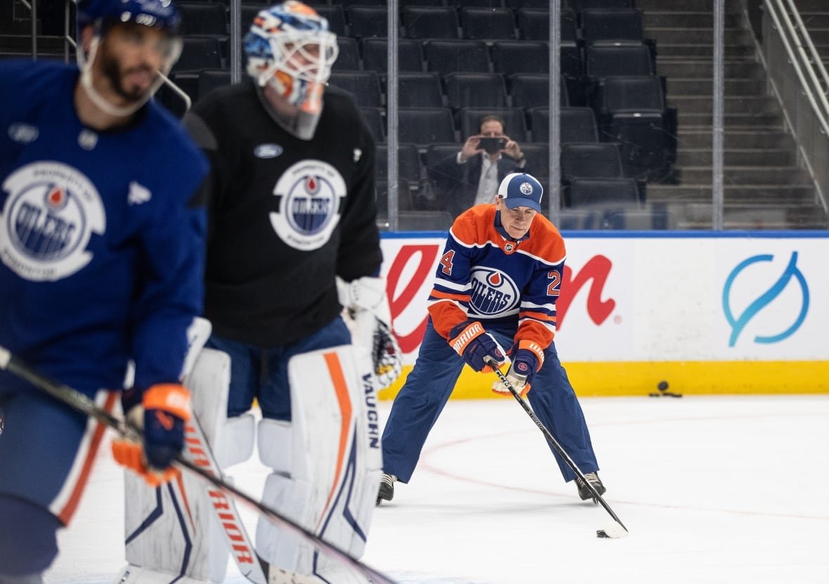hkn-oilers-carney-20250320-1 A man in a jersey skates on ice.