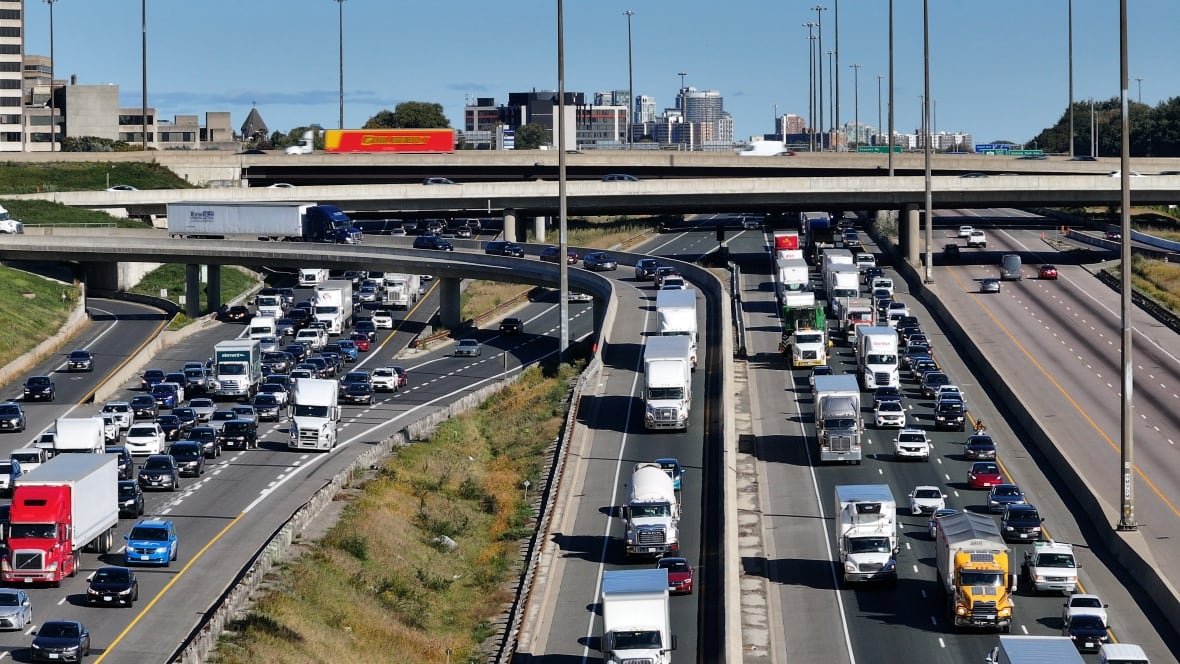 toronto-traffic-401-at-don-mills-aerials An aerial photo of traffic on a highway on a sunny day