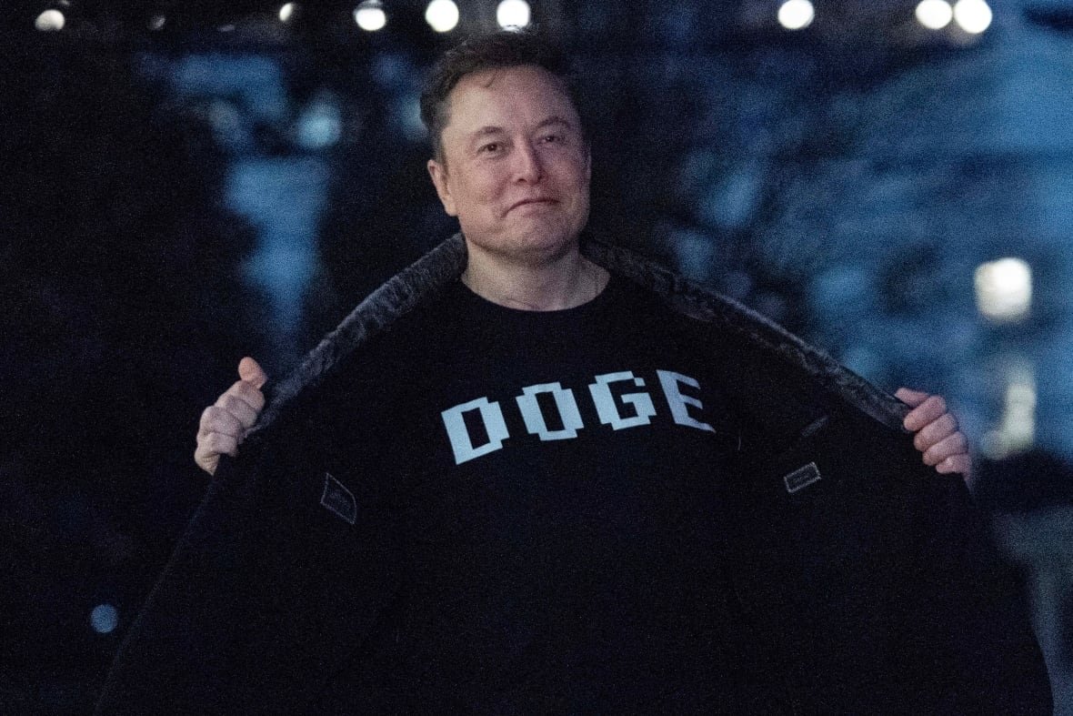 trump-1 Elon Musk flashes his t-shirt that reads "DOGE" to the media as he walks on South Lawn of the White House, in Washington, Sunday, March 9, 2025. (AP Photo/Jose Luis Magana)