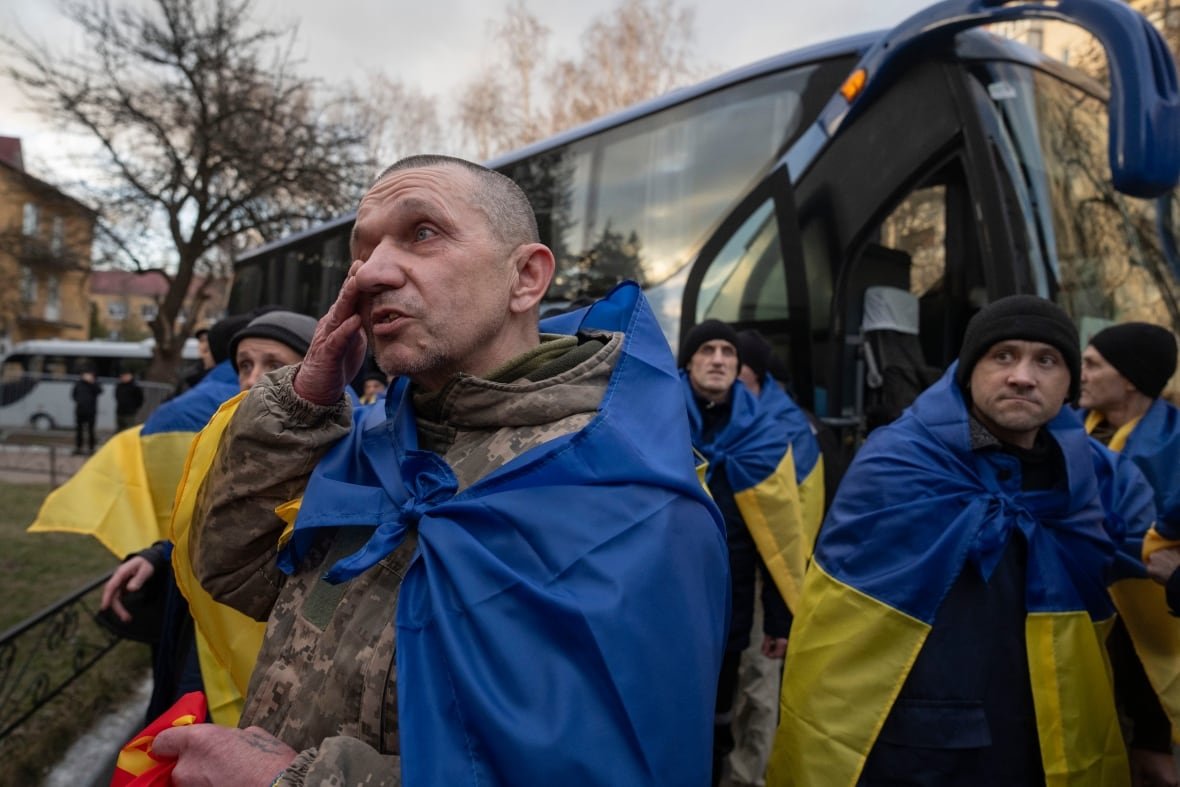 ukrainian-soldiers-return-home-in-pow-exchange-in-chernihiv-region Ukrainian soldiers return from Russian captivity, during an exchange of POWs, in Ukraine's Chernihiv region.