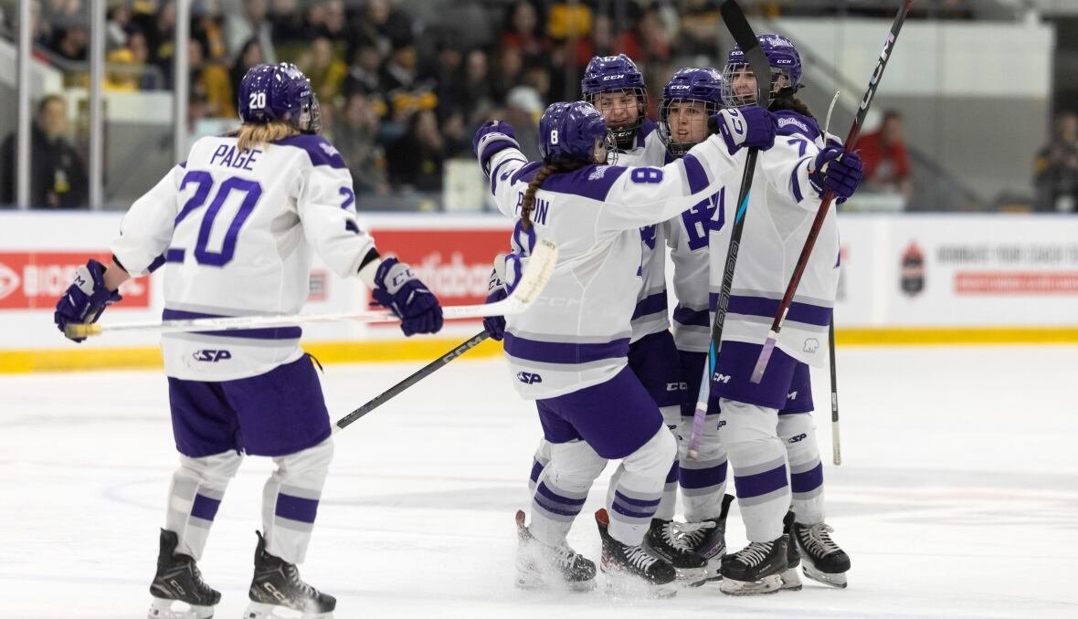 hkc-usports-women-20250323 Women's hockey players celebrate a goal.