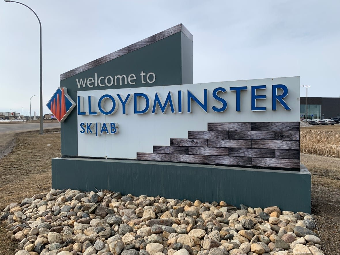 lloydminster-sign A roadside sign welcomes visitors to the city of Lloydminster.