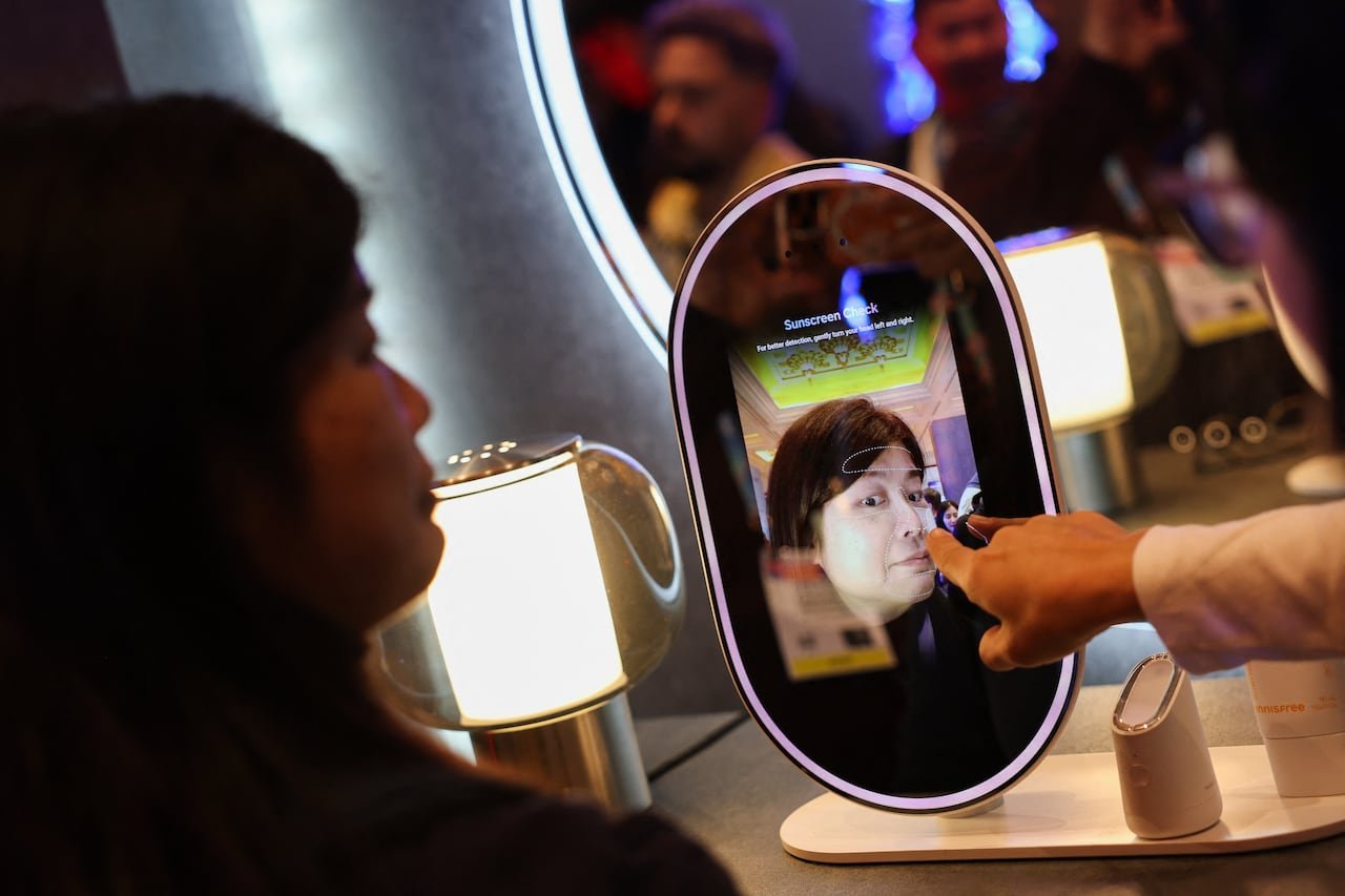 default-515 A person interacting with an AI beauty mirror.