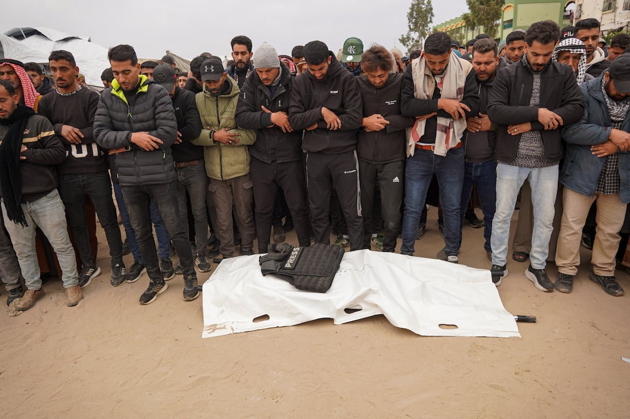 default-108 Mourners at the funeral of the deceased journalists